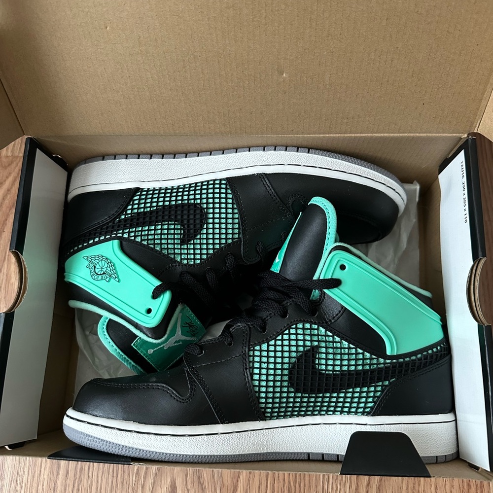 Air Jordan 1 Retro 89 “Green Glow” Sneakers - Picture 3 of 7